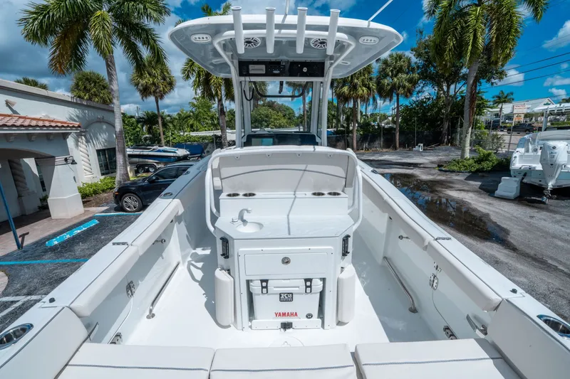 Slide: The Image of Sea Hunt Ultra 255 SE 2026 - 9