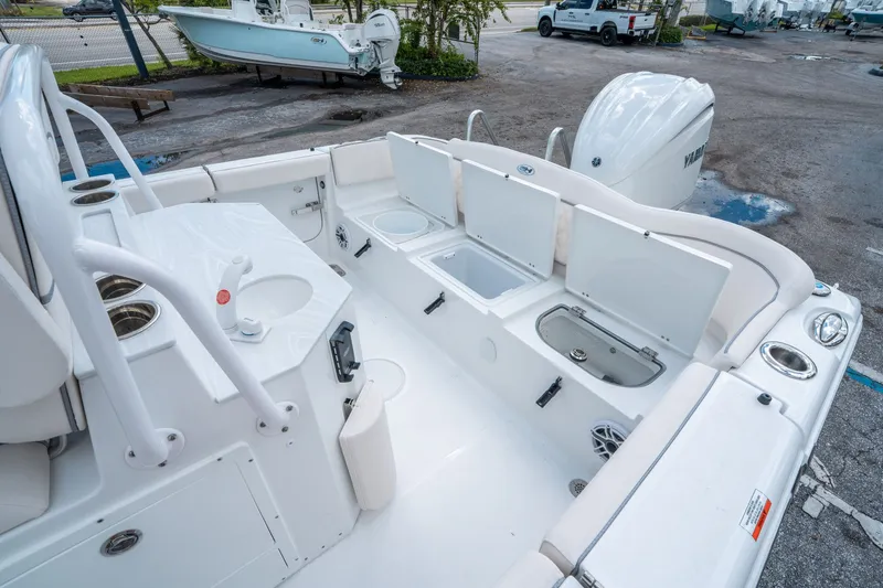 Slide: The Image of Sea Hunt Ultra 255 SE 2026 - 12