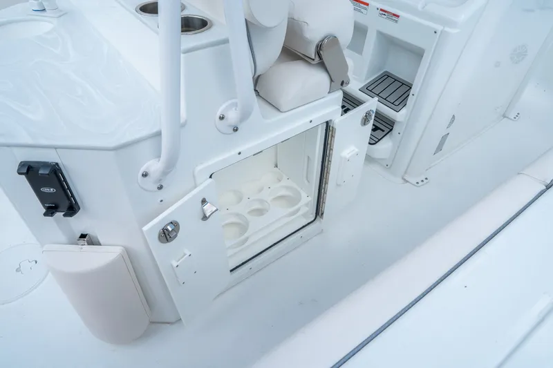 Slide: The Image of Sea Hunt Ultra 255 SE 2026 - 16