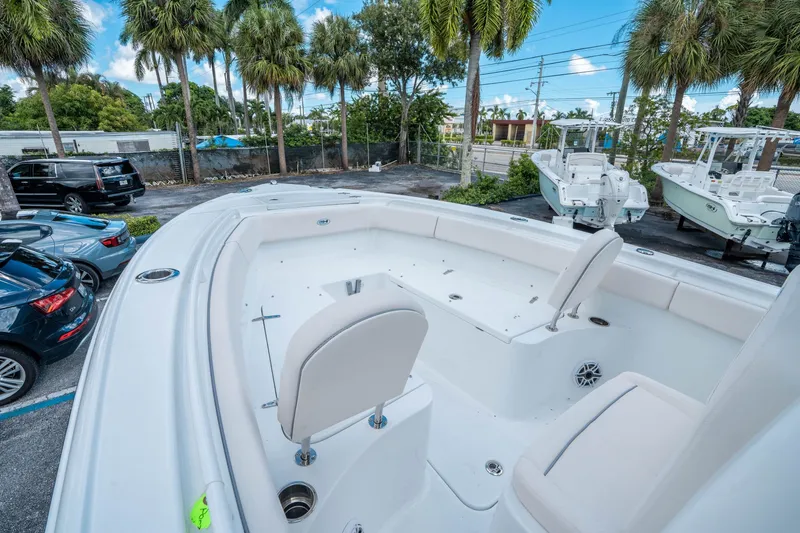 Slide: The Image of Sea Hunt Ultra 255 SE 2026 - 23