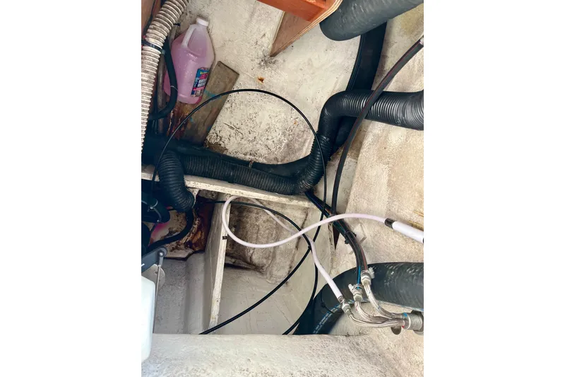 Slide: The Image of Deck detail of 2006 Beneteau Oceanis Clipper 423 sailboat with rope and hardware. - 32