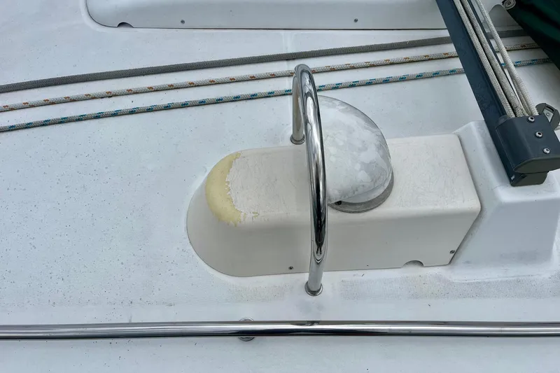 Slide: The Image of Beneteau Oceanis Clipper 423, 2006 model, featuring a green cockpit cover at a marina. - 37