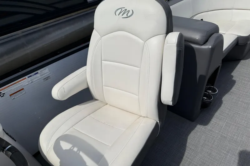 Slide: The Image of White captain's chair on 2021 Manitou 22 Aurora LE Standard boat. - 13