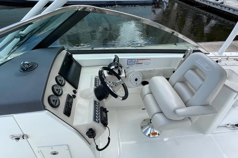 Slide: The Image of Boston Whaler 27 DC- Helm - 17