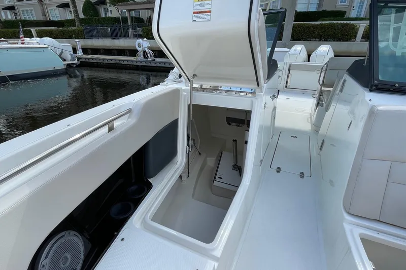 Slide: The Image of Boston Whaler 27 DC- Head - 22