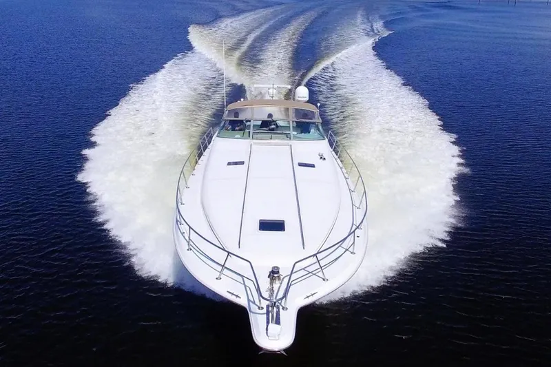 The Image of 1995 Sea Ray 500 Sundancer cruising on open water, creating a dynamic wake. - 1
