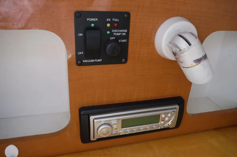 Slide: The Image of 2007 Robalo R227 Dual Console dashboard with vacuum pump controls and stereo system. - 29