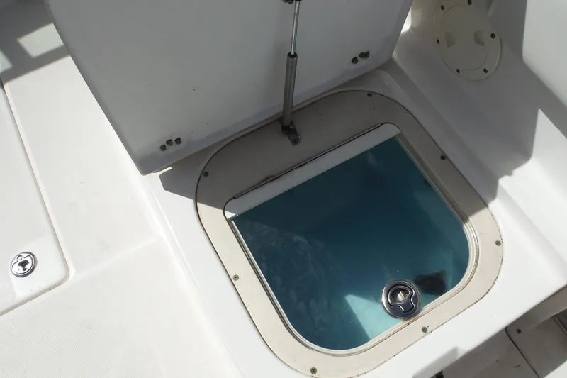 Slide: The Image of 2007 Robalo R227 Dual Console boat livewell with open hatch and hydraulic support. - 32
