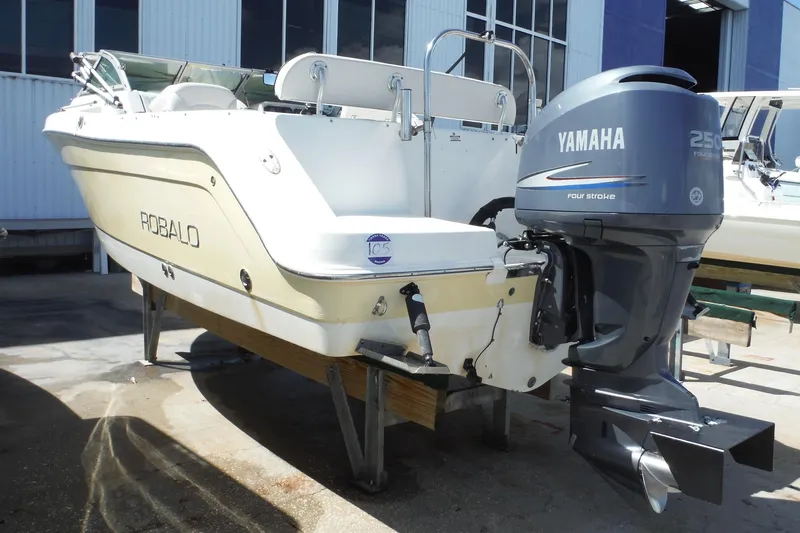 Slide: The Image of 2007 Robalo R227 Dual Console boat with Yamaha 250 outboard motor. - 38