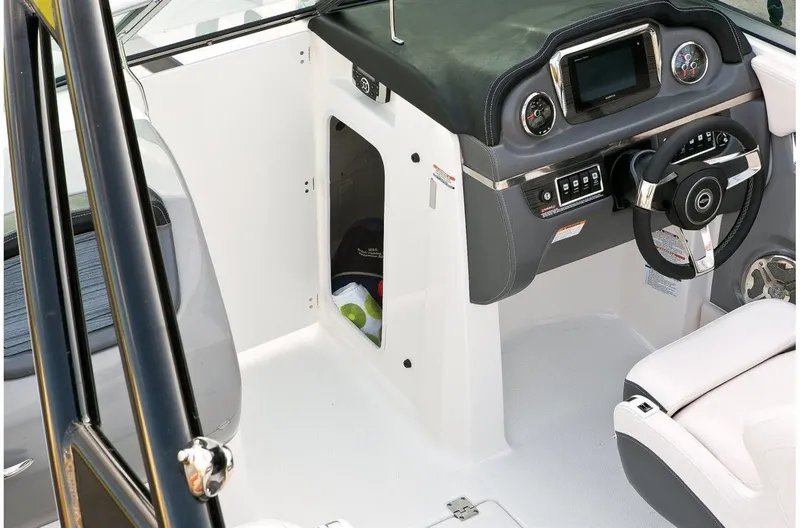 Slide: The Image of Chaparral 246 SSi 2019 - 13