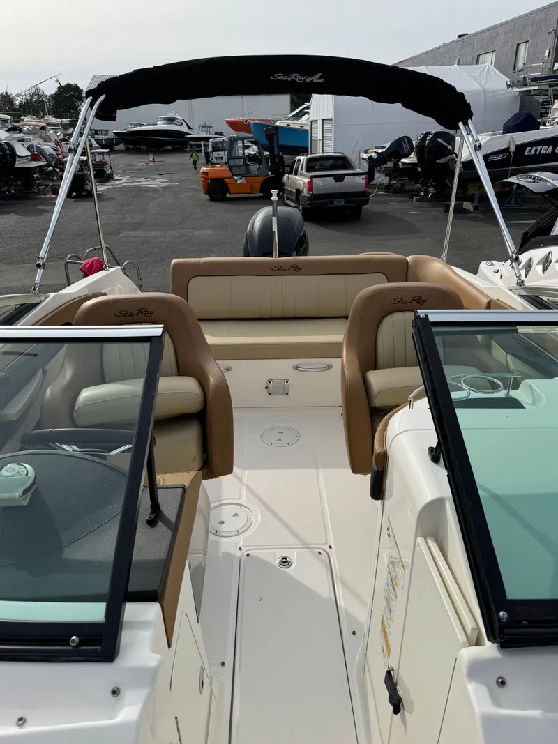 Slide: The Image of Sea Ray 220 Sundeck 2014 - 19