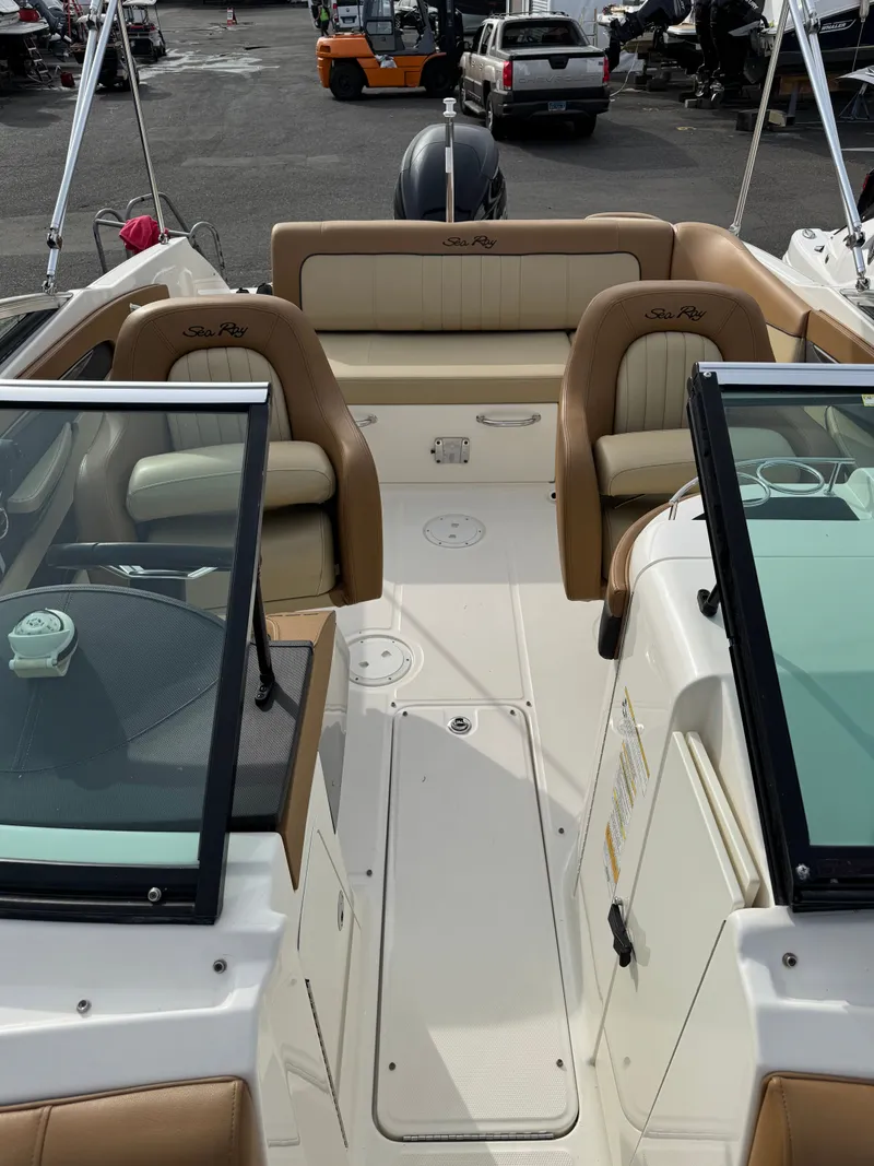 Slide: The Image of Sea Ray 220 Sundeck 2014 - 20