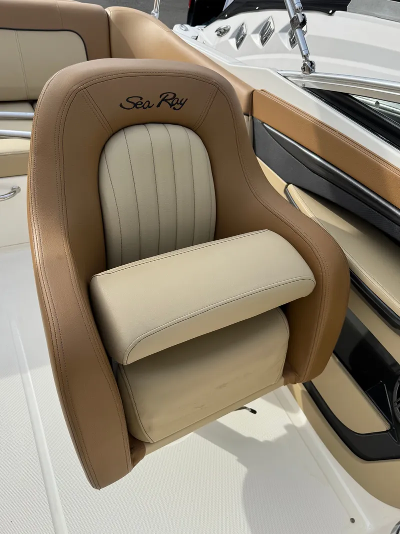 Slide: The Image of Sea Ray 220 Sundeck 2014 - 21