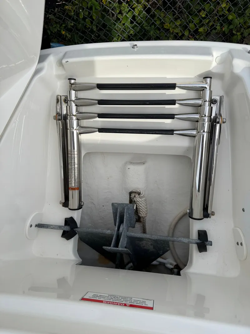 Slide: The Image of Sea Ray 220 Sundeck 2014 - 30