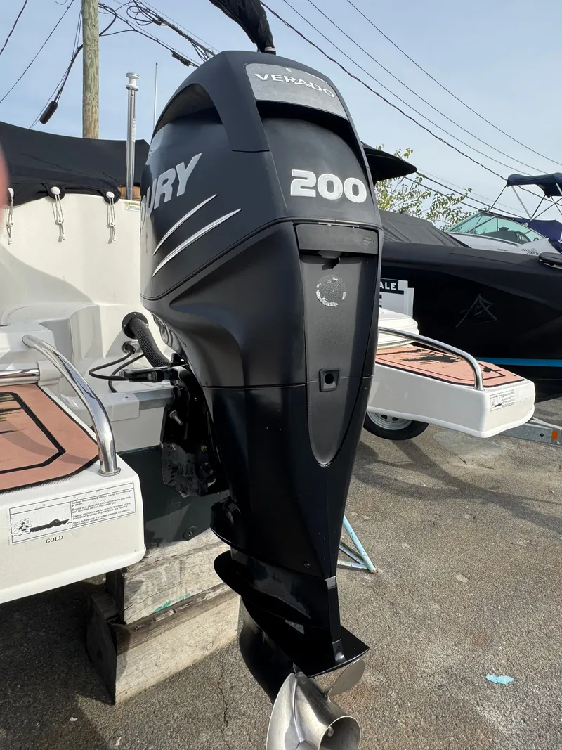 Slide: The Image of Sea Ray 220 Sundeck 2014 - 40