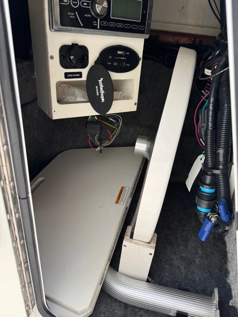 Slide: The Image of Sea Ray 220 Sundeck 2014 - 6