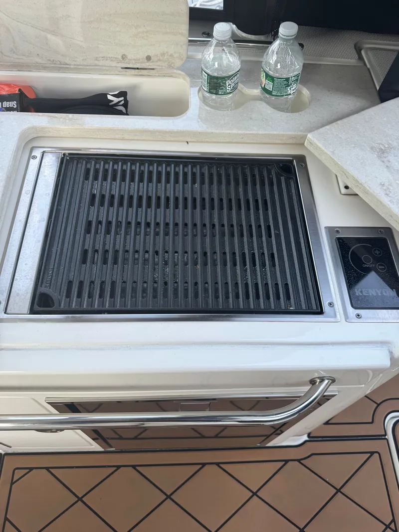 Slide: The Image of Boston Whaler 270 Vantage 2017 - 17