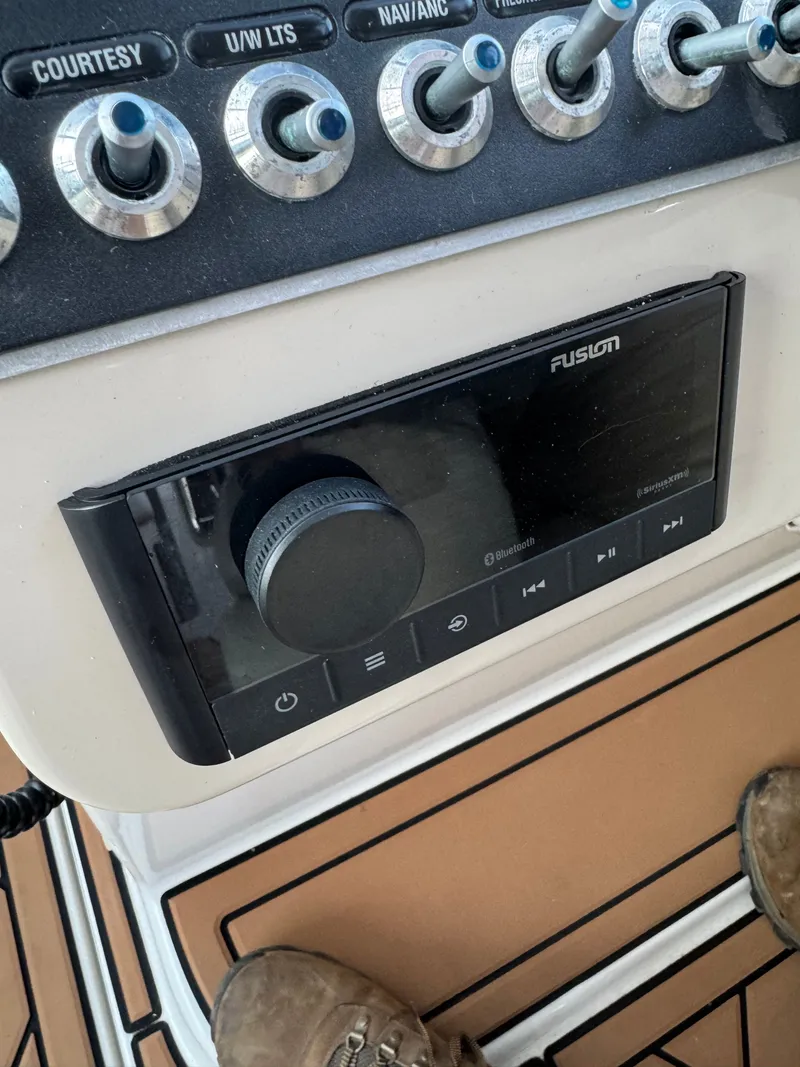 Slide: The Image of Boston Whaler 270 Vantage 2017 - 20