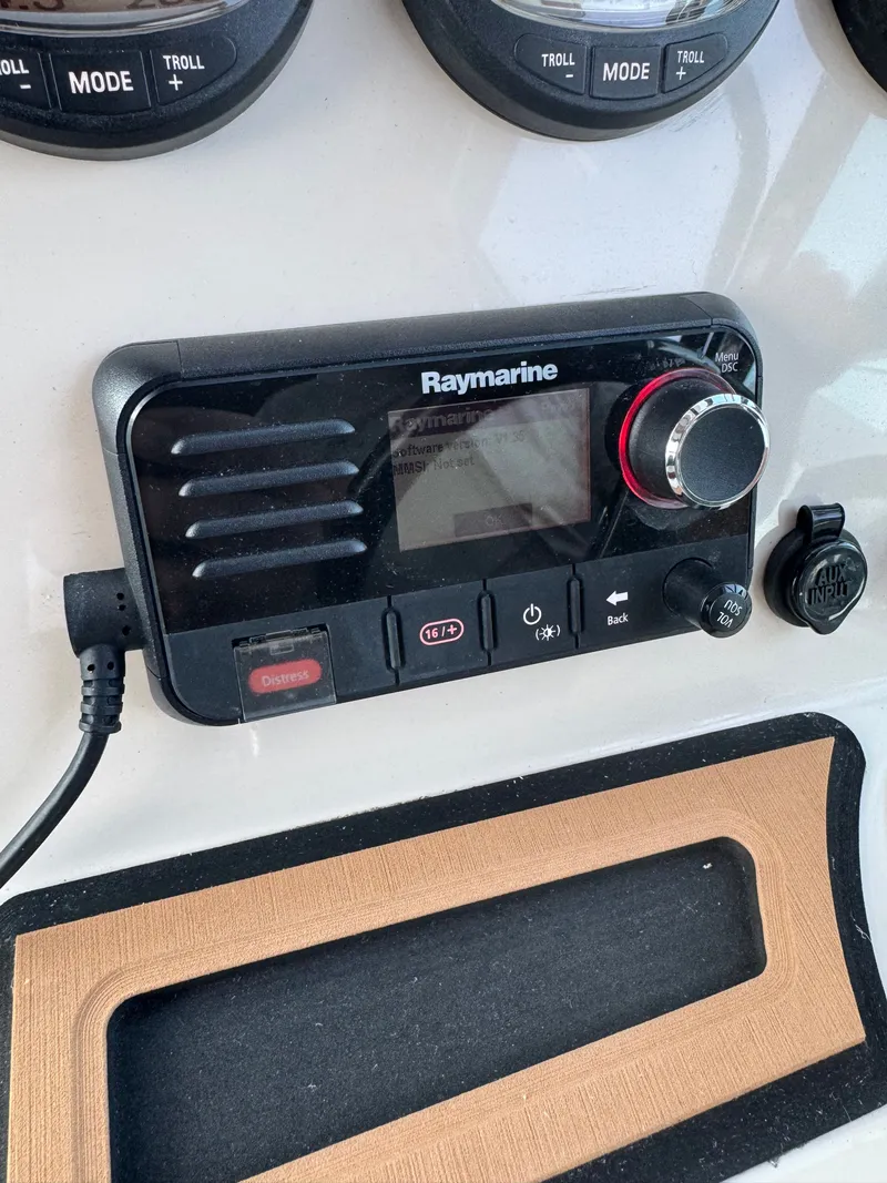 Slide: The Image of Boston Whaler 270 Vantage 2017 - 21