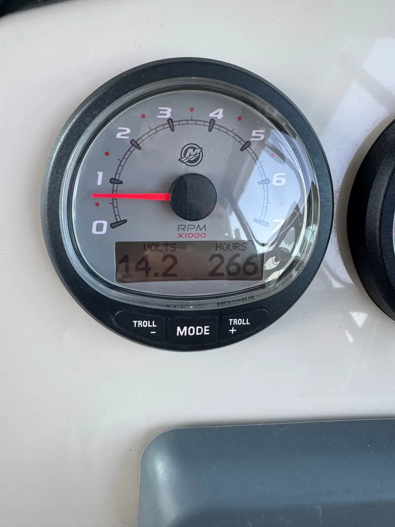 Slide: The Image of Boston Whaler 270 Vantage 2017 - 22