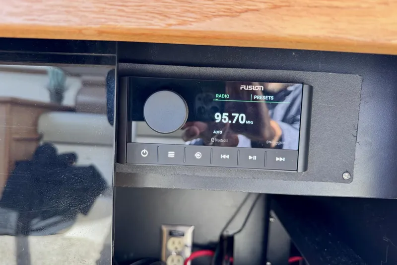 Slide: The Image of Radio display on 1998 Bayliner 3388 Command Bridge Motoryacht, tuned to 95.70 MHz. - 42