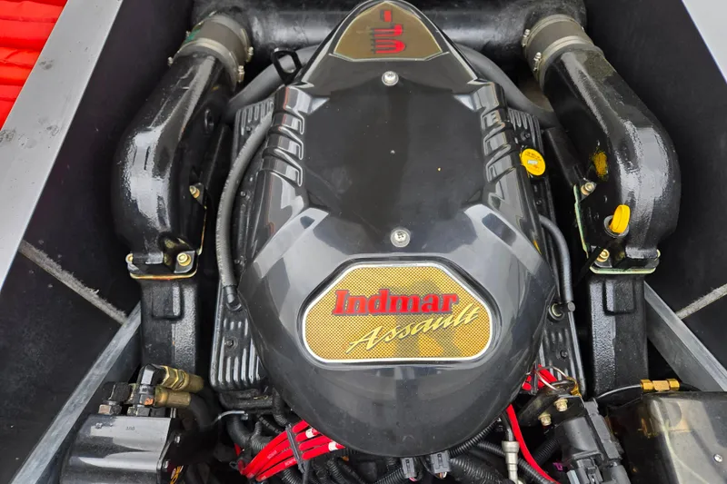 Slide: The Image of 2005 Supra Sunsport 22 V engine, Indmar Assault, detailed view. - 6