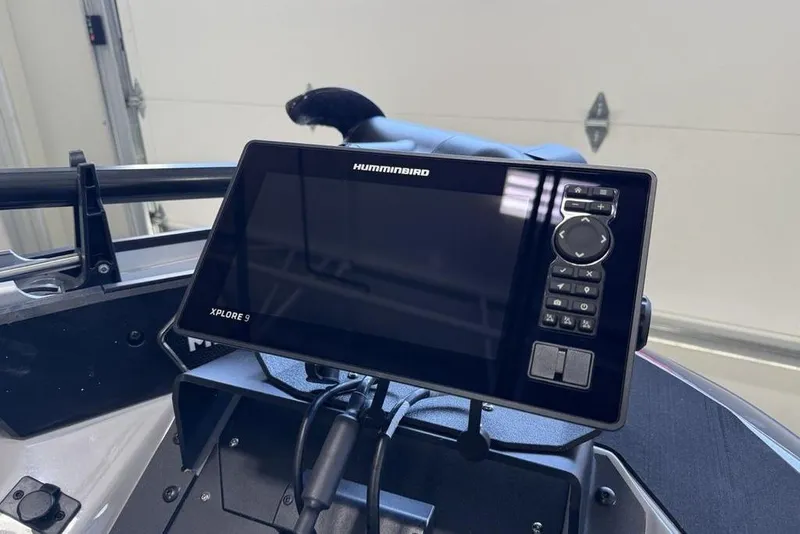Slide: The Image of Humminbird Xplore 9 fishfinder on 2025 Skeeter ZXR20 boat dashboard. - 9