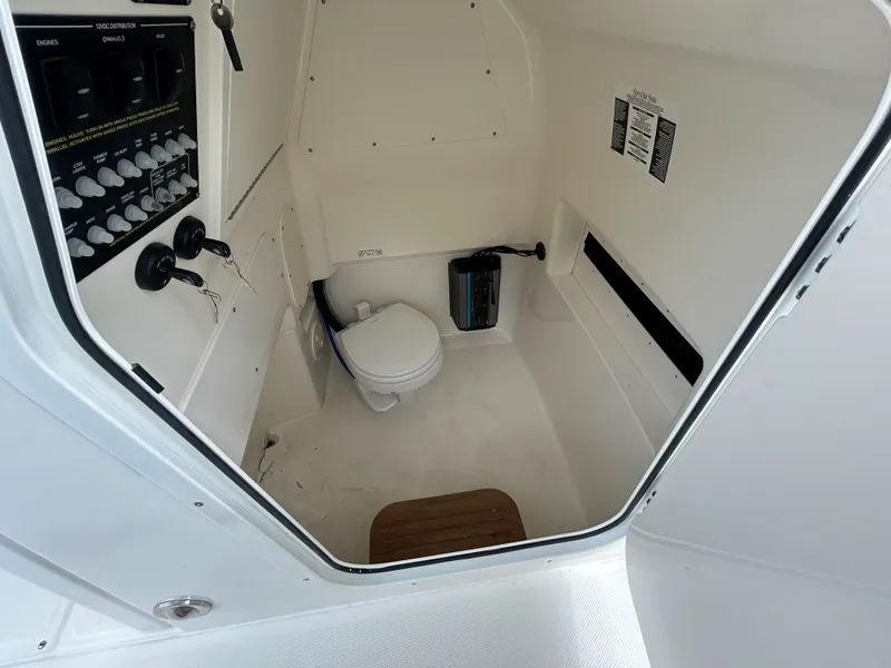 Slide: The Image of Boston Whaler 280 Dauntless 2026 - 15