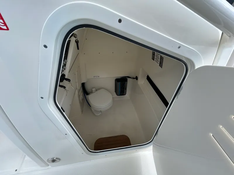 Slide: The Image of Boston Whaler 280 Dauntless 2026 - 16