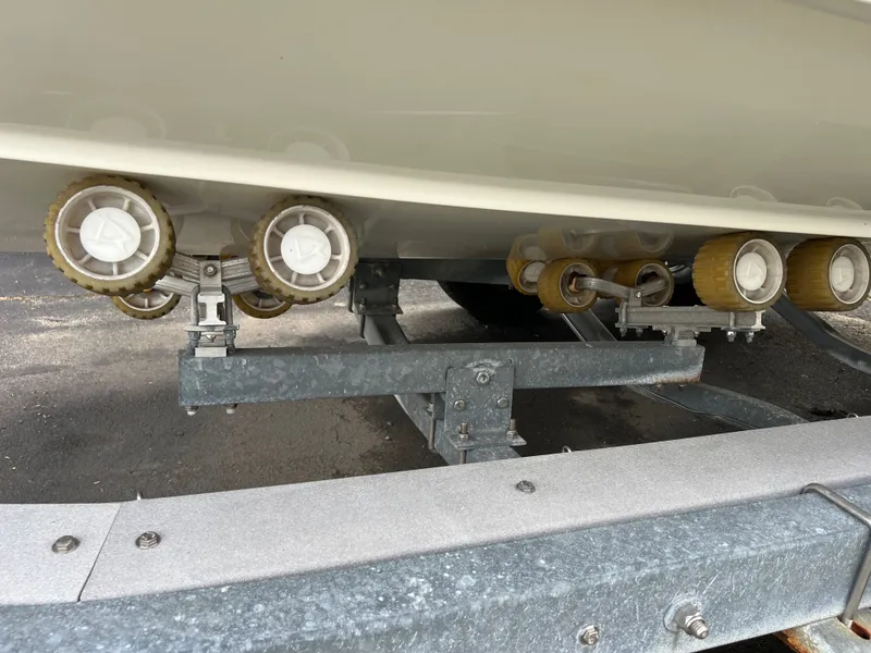Slide: The Image of Underside of a 2004 Hydra-Sports Lightning 230 WA boat trailer. - 32