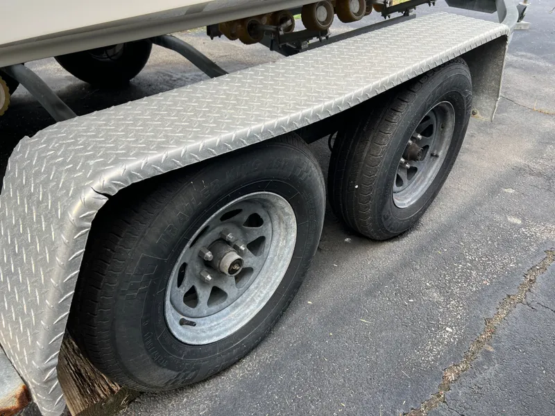 Slide: The Image of Dual trailer wheels with diamond plate fenders, Hydra-Sports Lightning 230 WA 2004. - 38