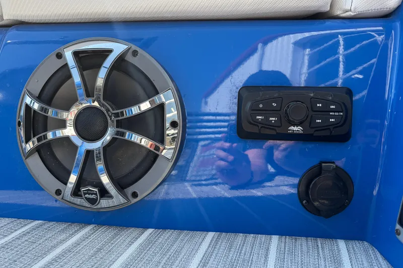 Slide: The Image of Speaker and control panel on 2022 South Bay 25 Sport CR9-DC boat. - 31