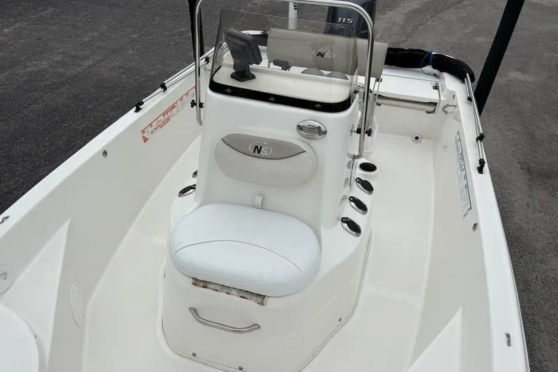 Slide: The Image of 2015 NauticStar 1910 NauticBay boat interior with console and seating. - 11
