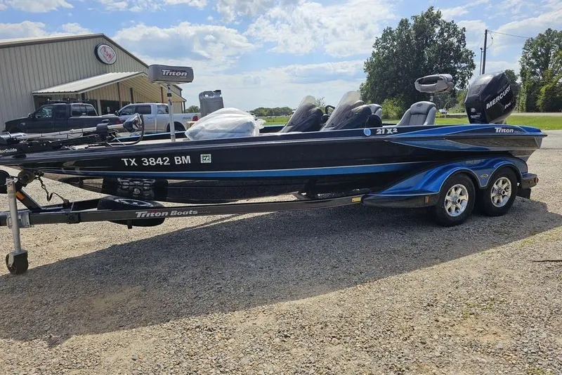 Slide: The Image of 2007 Triton 21 X-2 DEMO boat, blue and black exterior, close-up view. - 0