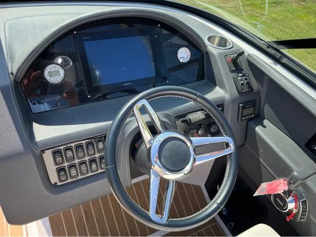 Slide: The Image of Regal 2800 Bowrider 2019 - 10