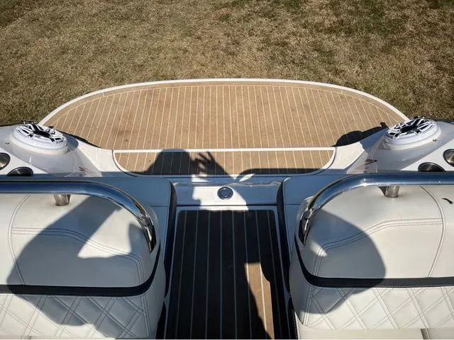 Slide: The Image of Regal 2800 Bowrider 2019 - 11