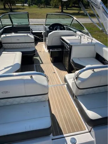 Slide: The Image of Regal 2800 Bowrider 2019 - 3