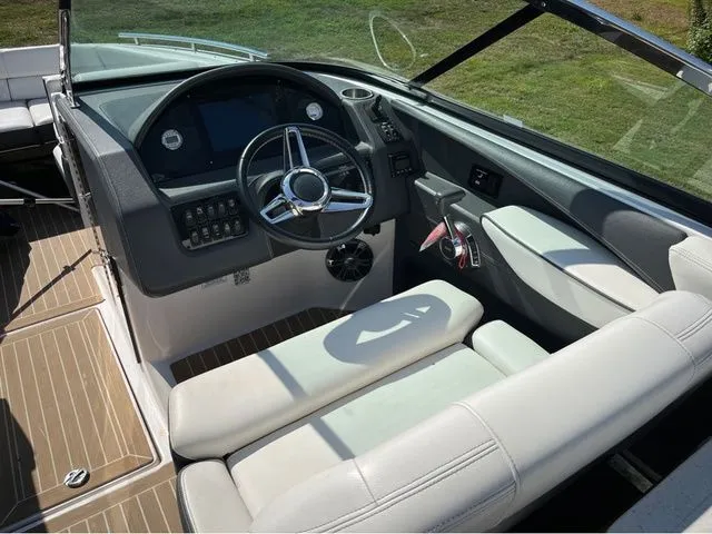 Slide: The Image of Regal 2800 Bowrider 2019 - 6