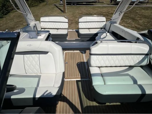 Slide: The Image of Regal 2800 Bowrider 2019 - 8
