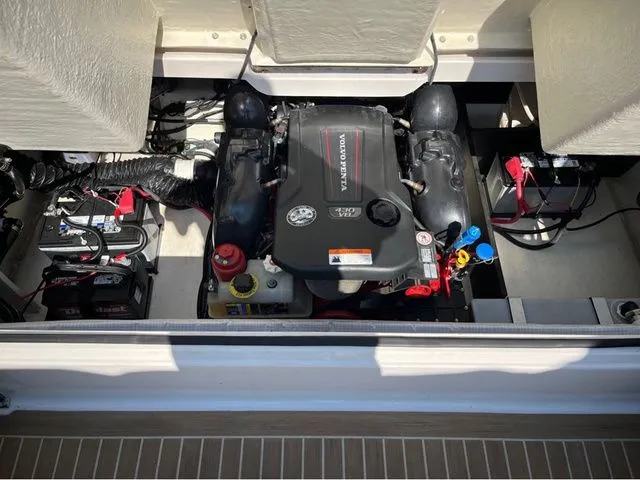 Slide: The Image of Regal 2800 Bowrider 2019 - 9