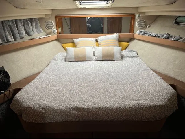 Slide: The Image of Bayliner 3988 Command Bridge Motoryacht 1999 - 10