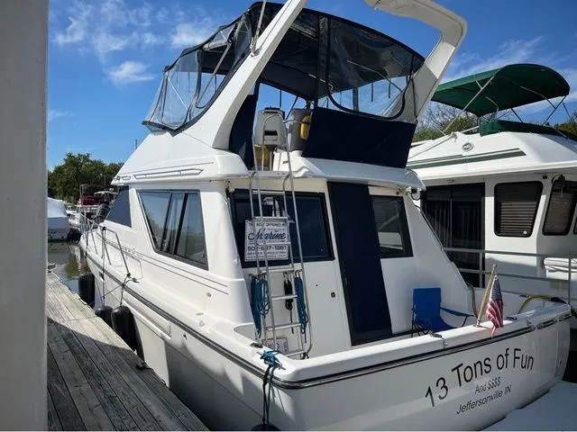 Slide: The Image of Bayliner 3988 Command Bridge Motoryacht 1999 - 3