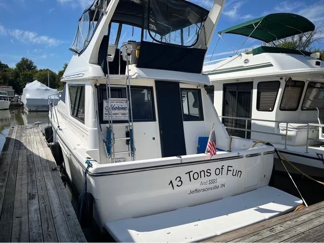 Slide: The Image of Bayliner 3988 Command Bridge Motoryacht 1999 - 4