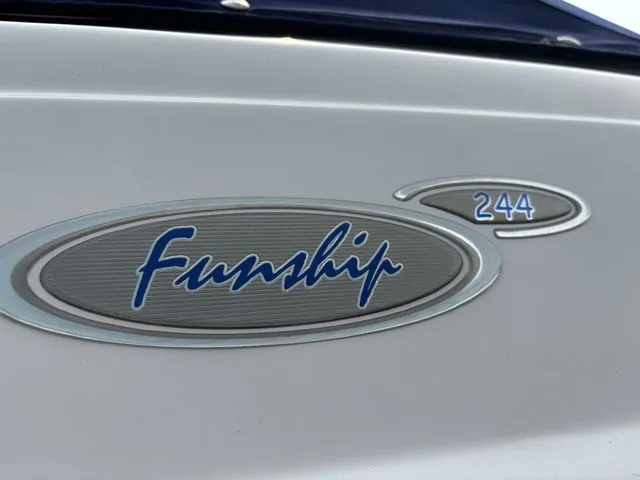 Slide: The Image of Four Winns 244 Fun Ship 2006 - 24