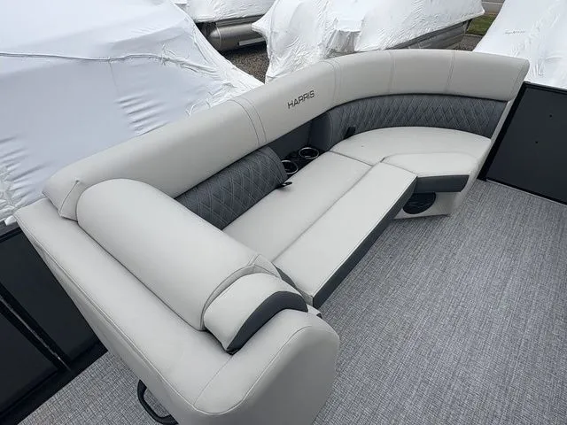 Slide: The Image of Harris Cruiser 230 2026 - 10