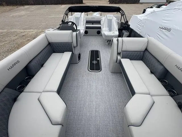 Slide: The Image of Harris Cruiser 230 2026 - 11