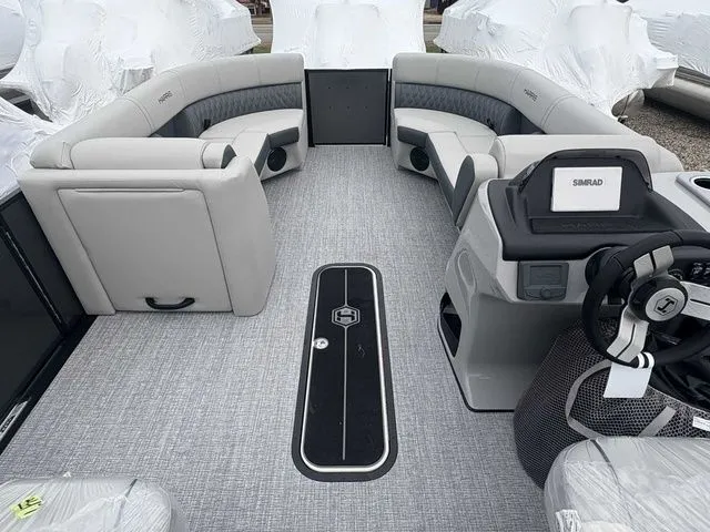 Slide: The Image of Harris Cruiser 230 2026 - 16