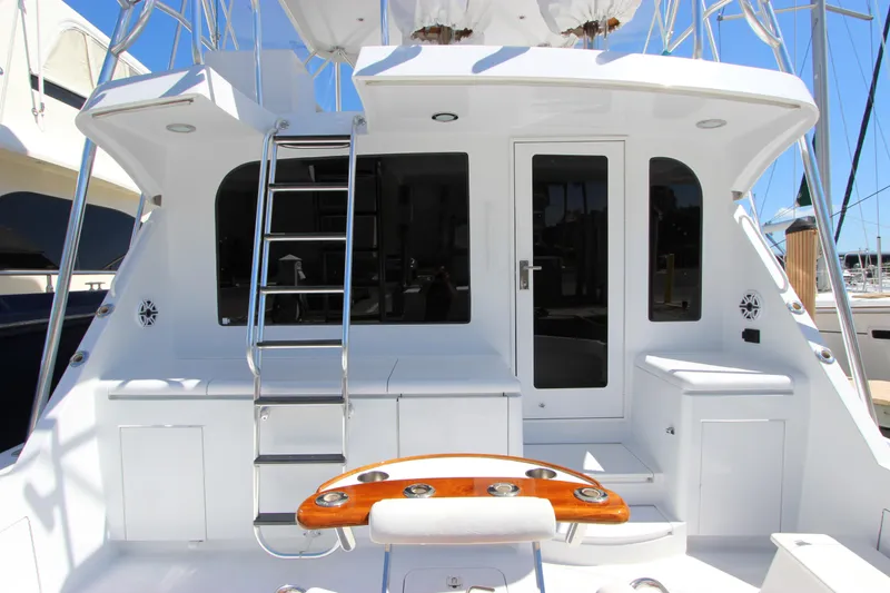 Slide: The Image of 2004 Hatteras 60 Convertible yacht stern with ladder and fishing station. - 33