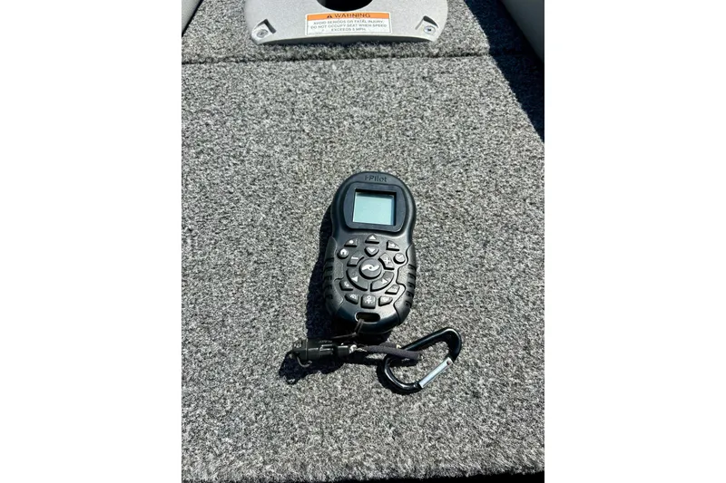Slide: The Image of Remote control on Lund 1875 Crossover XS boat carpet, 2021 model. - 42