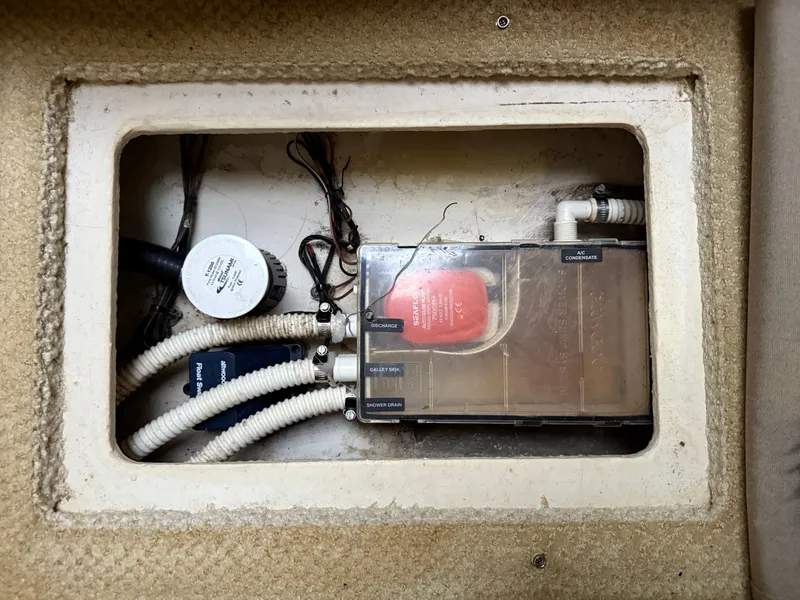 Slide: The Image of Bilge pump system in 2006 Sea Ray 290 Sundancer boat, featuring wiring and hoses. - 31